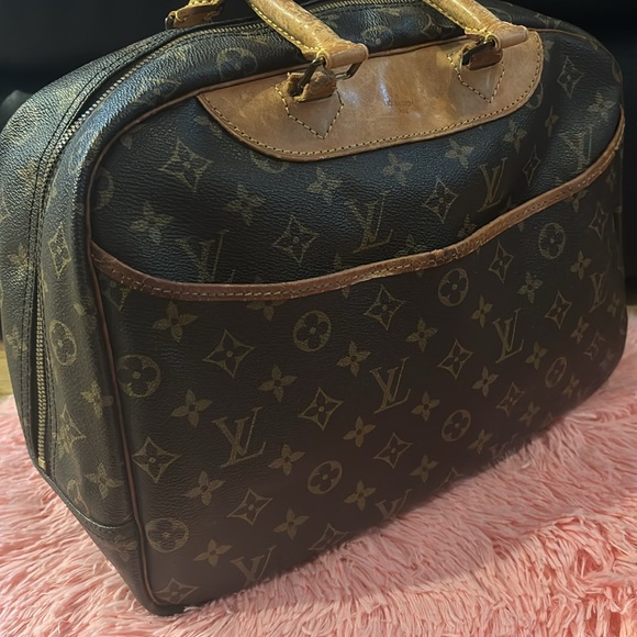 LV Deauville Handbag - Picture 3 of 15